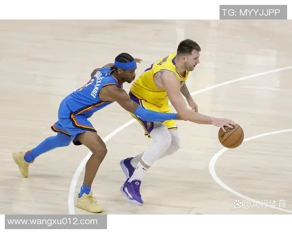 季后赛激战雷霆对决勇士球迷热议精彩瞬间与战术分析