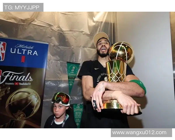 达米安利拉德的传奇之路:从新秀到NBA超级巨星的蜕变与坚持 达米安利拉德的传奇之路:从新秀到NBA超级巨星的蜕变与坚持